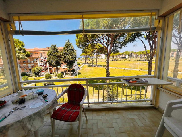 KUŞADASI DAVUTLAR SSK SİTESİ'NDE DENİZ MANZARALI, DENİZE 100M 2+1 DAİRE
