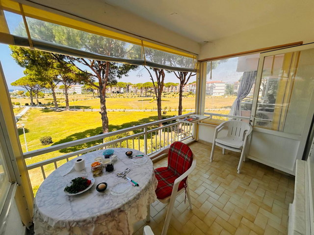 KUŞADASI DAVUTLAR SSK SİTESİ'NDE DENİZ MANZARALI, DENİZE 100M 2+1 DAİRE