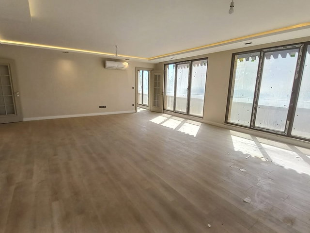 KANDİLLİ 'DE EMSALSİZ BÜYÜKLÜKTE KAPALI OTOPARKLI YENİ BİNADA SATILIK  4,5+1 DAİRE