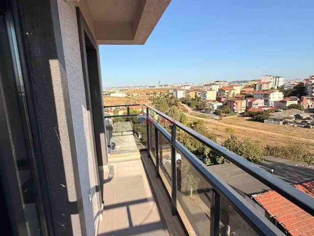 PENDİK GÜLLBAĞLARDA SATILIK İSKANLI ARAKAT 2+1 DAİRE 90M2