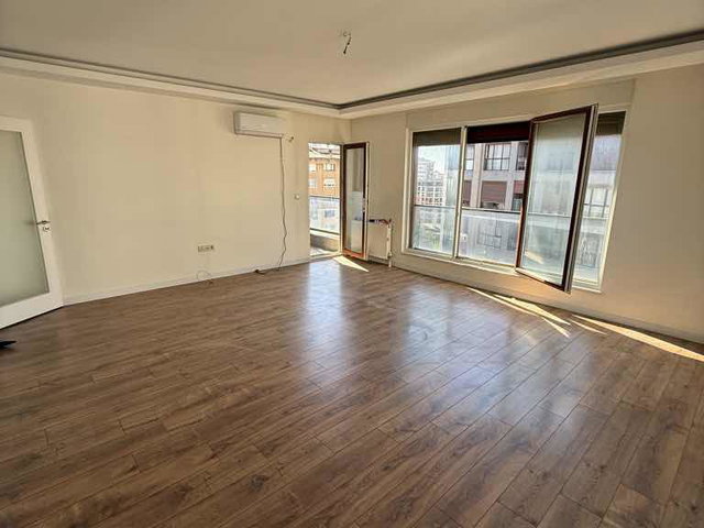 KOZYATAĞI KOCAYOL CADDESI 2+1 GENİŞ SATILIK DAIRE