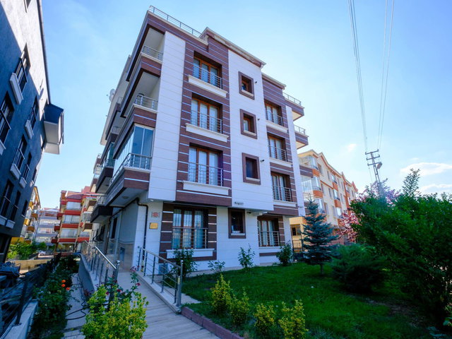 BİRLİK MAHALLESİ 493.CADDE'DE EŞYALI 1+1  SATILIK DAİRE