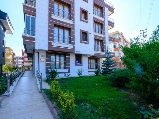 BİRLİK MAHALLESİ 493.CADDE'DE EŞYALI 1+1  SATILIK DAİRE