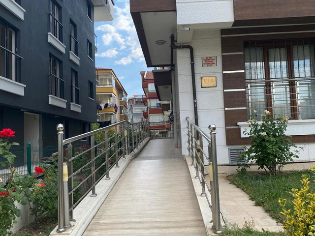 BİRLİK MAHALLESİ 493.CADDE'DE EŞYALI 1+1  SATILIK DAİRE