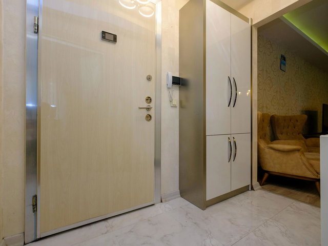 BİRLİK MAHALLESİ 493.CADDE'DE EŞYALI 1+1  SATILIK DAİRE