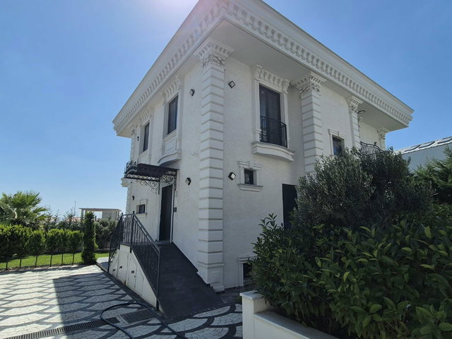 REMAX'DAN GÜZELCEDE DENİZ MANZARALI 5+3 SIFIR LÜKS VİLLA