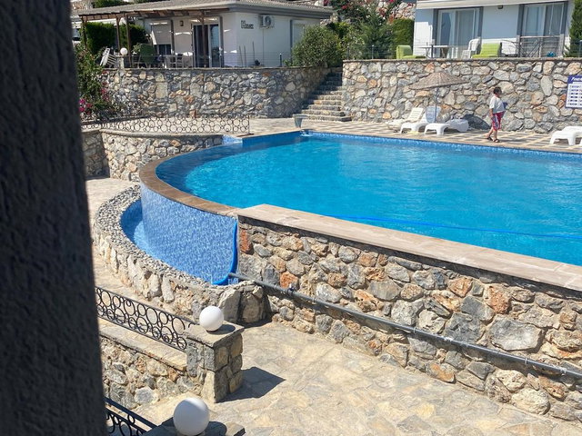 AKBÜK’TE DENİZ MANZARALI EŞYALI SATILIK 1+1 DAİRE