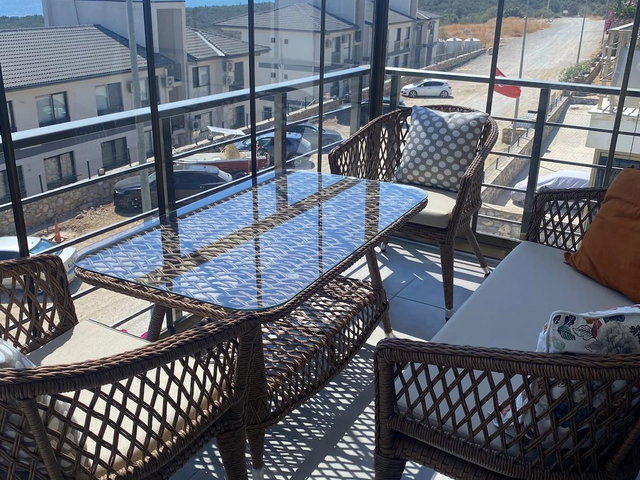 AKBÜK’TE DENİZ MANZARALI EŞYALI SATILIK 1+1 DAİRE