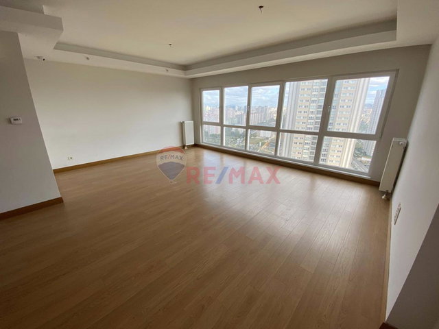 ATAŞEHIR AĞAOĞLU MY TOWERLAND KIRALIK 4+1 DAIRE