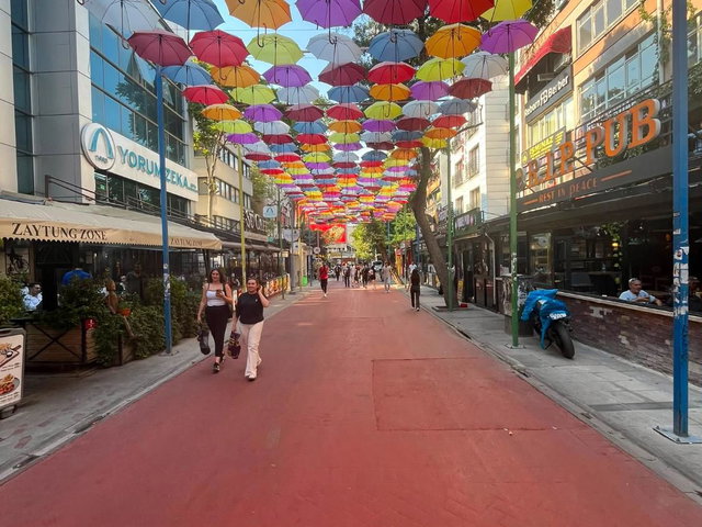 KIZILAY KONUR SOKAK ASANSÖRLÜ OTOPARKLI 200 M2 SATILIK 3+1 DAİRE