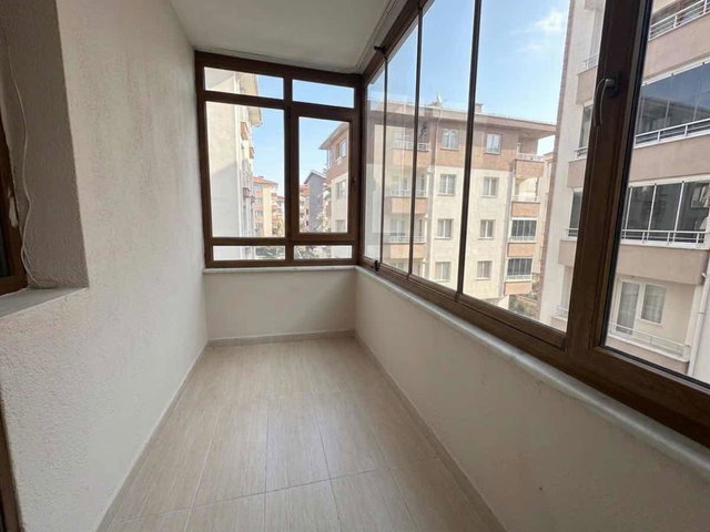 KADIKÖY ACIBADEM’DE GÜNEY-DOĞU CEPHELİ, BALKONLU, 3+1 FERAH KİRALIK DAİRE