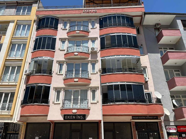 KERNEK MAHALLESİNDE RE/MAX GÜNEŞ'TEN SATILIK 3+1 GENİŞ DAİRE