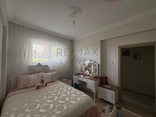 RE/MAX LACİVERT'TEN YILDIZKENT'TE SATILIK  3+1 DAİRE