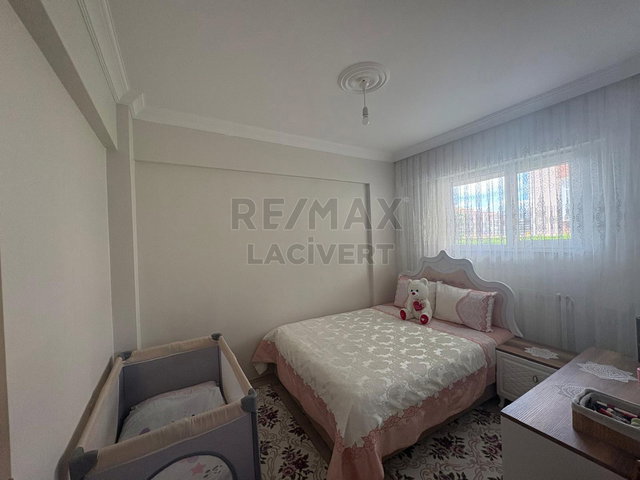 RE/MAX LACİVERT'TEN YILDIZKENT'TE SATILIK  3+1 DAİRE