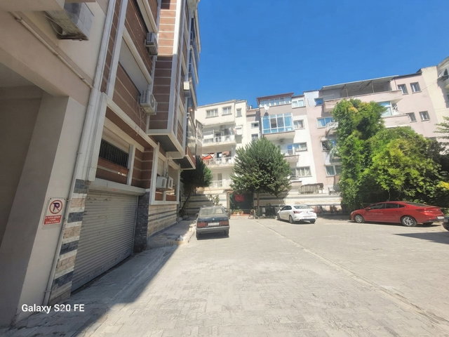 KARŞIYAKA DONANMACI SAHILE 100 M OTOPARKLI YENI BINADA3+1 KIRALIK DAIRE