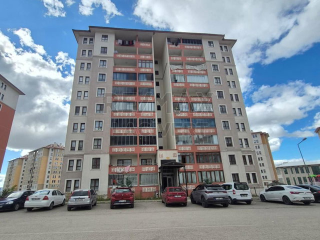 RE/MAX LACIVERT'TEN ABDURRAHMAN GAZI'DE 4+1 SATILIK DAIRE