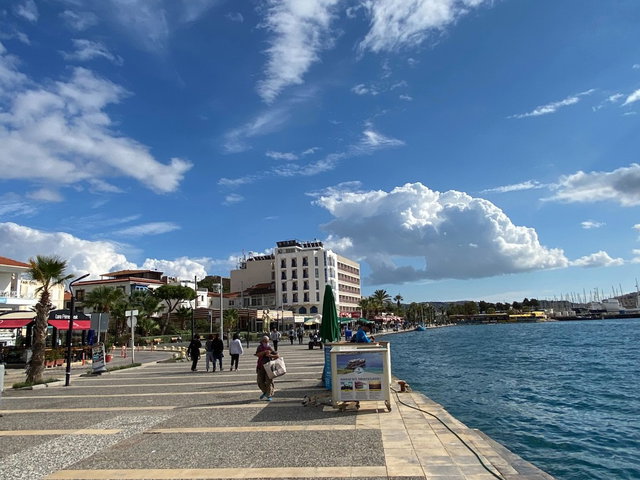 ÇEŞME MERKEZDE DENİZ MANZARALI EŞYALI SATILIK 1+1 DAİRE