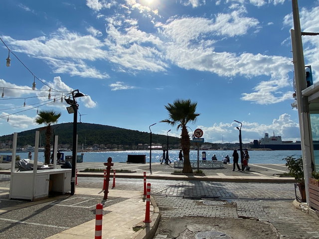 ÇEŞME MERKEZDE DENİZ MANZARALI EŞYALI SATILIK 1+1 DAİRE