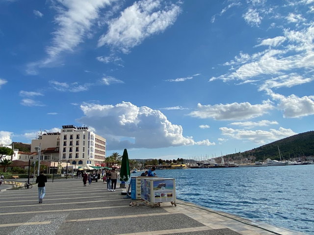 ÇEŞME MERKEZDE DENİZ MANZARALI EŞYALI SATILIK 1+1 DAİRE