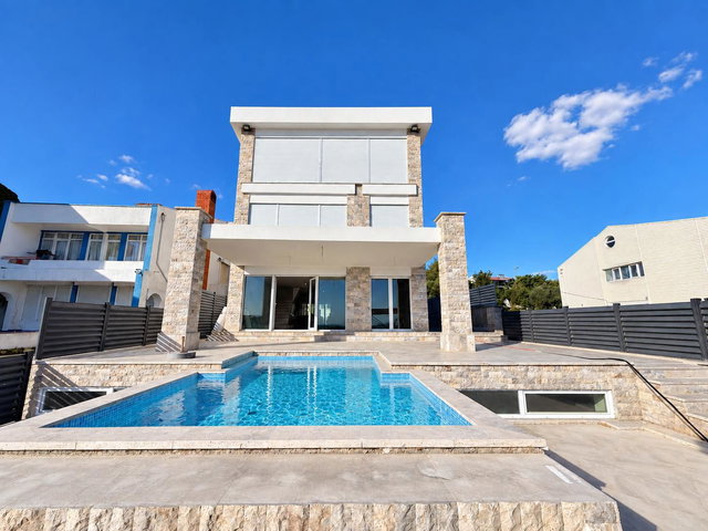 GÜZELCEDE DENIZ MANZARALI MÜSTAKIL VILLA VE TICARI ALAN