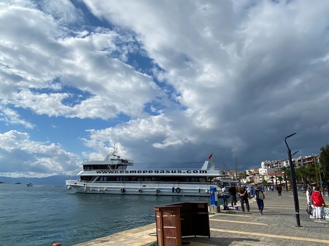ÇEŞME MERKEZDE OTEL KONSEPTİNDE DENİZ MANZARALI EŞYALI 3+1 DAİRE