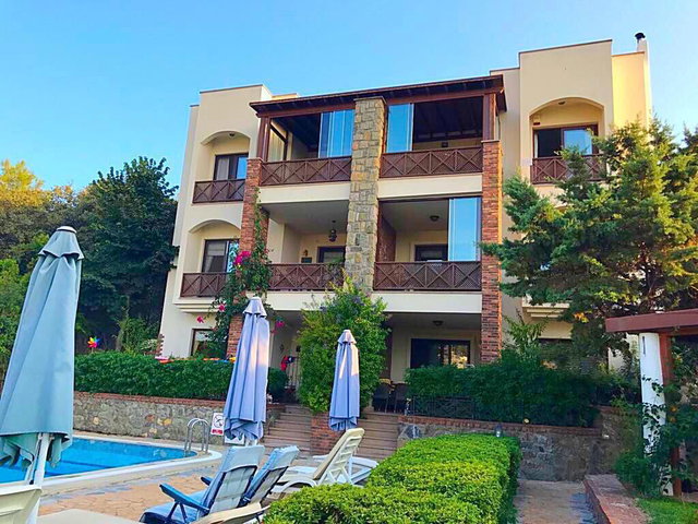YALIKAVAK MERKEZDE SATILIK , EŞYALI 2+1 , KISMİ DENİZ MANZARALI DAİRE
