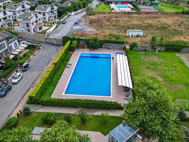 USKUMRUKÖY GÜNEY KASABA EVLERİ KİRALIK BAHÇE DUBLEKS