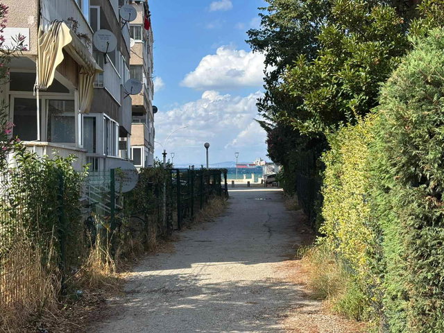 SAHİL MAHALLESİNDE SATILIK 2+1 DAİRE DENİZE BİR SOKAK