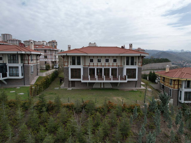 KUZEYKENT'İN EN NEZİH LOKASYONUNDA,BAHÇE KULLANIMLI,GENİŞ 5+1 VİLLA