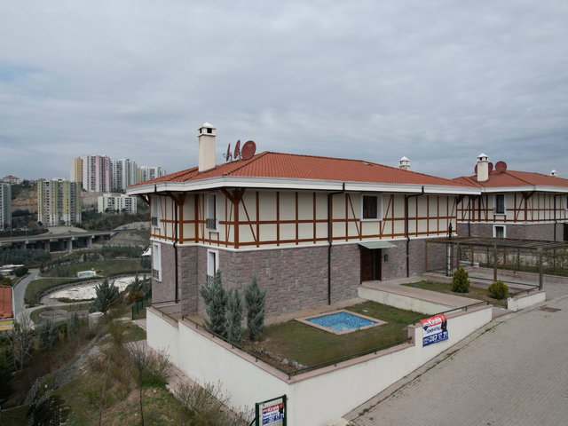 KUZEYKENT'İN EN NEZİH LOKASYONUNDA,BAHÇE KULLANIMLI,GENİŞ 5+1 VİLLA