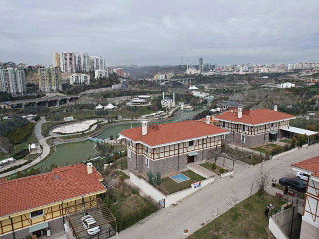 KUZEYKENT'İN EN NEZİH LOKASYONUNDA,BAHÇE KULLANIMLI,GENİŞ 5+1 VİLLA