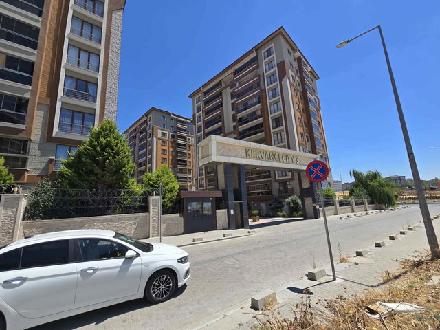 RE/MAX LAND KERVANCI CITY 3'TE HAVUZLU SİTEDE KİRALIK 2+1 DAİRE