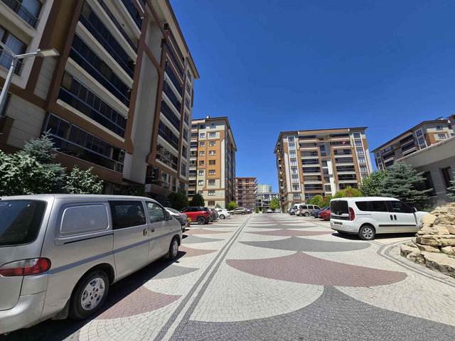 RE/MAX LAND KERVANCI CITY 3'TE HAVUZLU SİTEDE KİRALIK 2+1 DAİRE