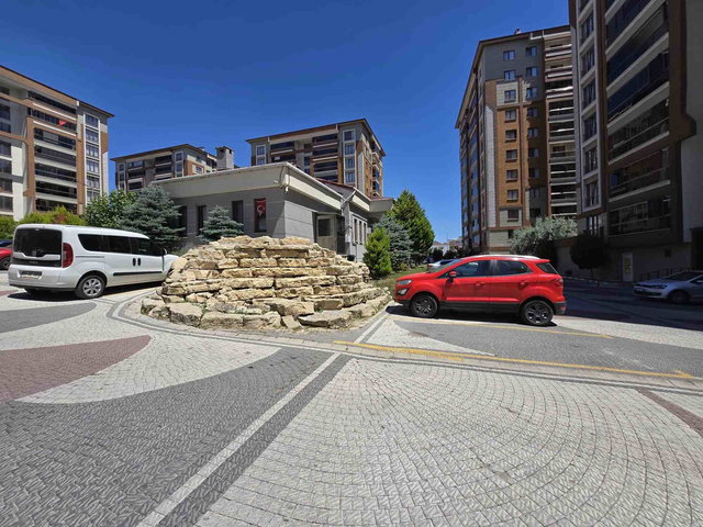 RE/MAX LAND KERVANCI CITY 3'TE HAVUZLU SİTEDE KİRALIK 2+1 DAİRE