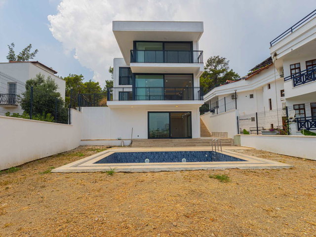 KEMER MERKEZ’DE ORMAN VE DENIZ MANZARALI HAVUZLU 6+1 MÜSTAKIL VILLA