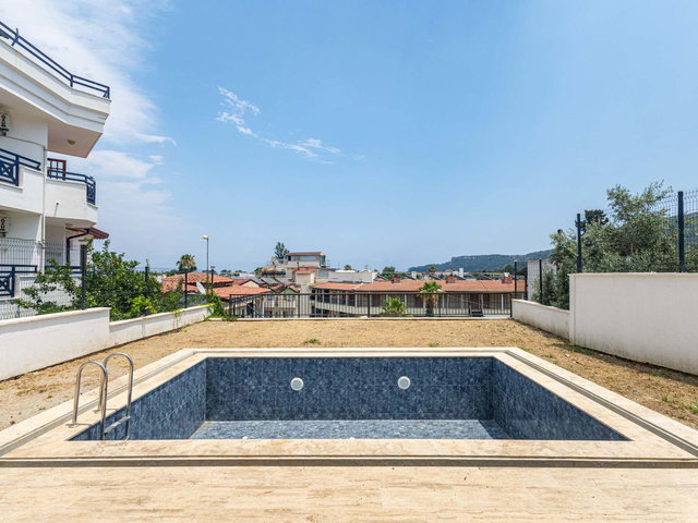 KEMER MERKEZ’DE ORMAN VE DENIZ MANZARALI HAVUZLU 6+1 MÜSTAKIL VILLA