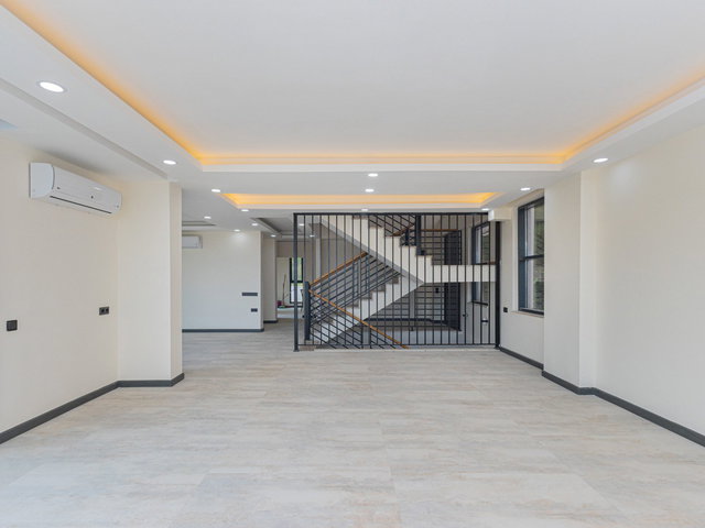 KEMER MERKEZ’DE ORMAN VE DENIZ MANZARALI HAVUZLU 6+1 MÜSTAKIL VILLA
