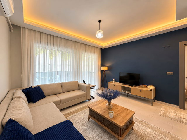 KUŞADASI EGE MAHALLESİ’NDE HAVUZLU SİTEDE OTOPARKLI MODERN DAİRE