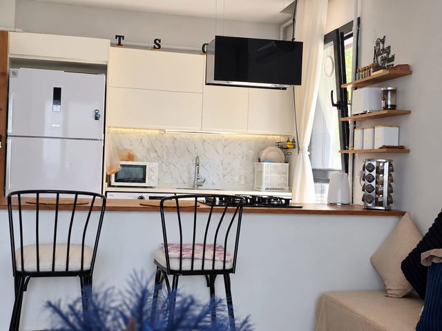 KUŞADASI EGE MAHALLESİ’NDE HAVUZLU SİTEDE OTOPARKLI MODERN DAİRE