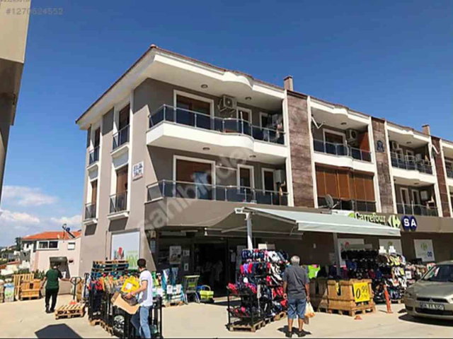 YENIFOÇADA DOĞA VE DENIZ MANZARALI MERKEZI KONUMDA EŞYALI DAIRE