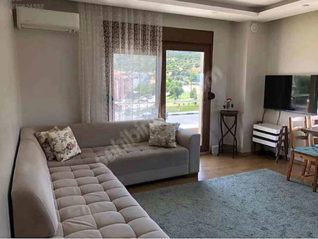 YENIFOÇADA DOĞA VE DENIZ MANZARALI MERKEZI KONUMDA EŞYALI DAIRE