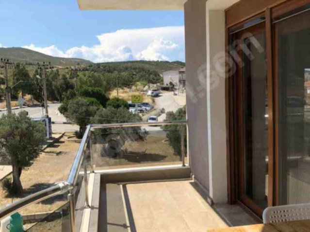 YENIFOÇADA DOĞA VE DENIZ MANZARALI MERKEZI KONUMDA EŞYALI DAIRE
