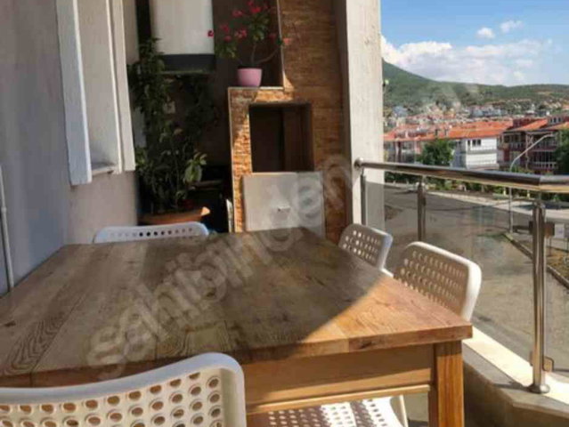 YENIFOÇADA DOĞA VE DENIZ MANZARALI MERKEZI KONUMDA EŞYALI DAIRE