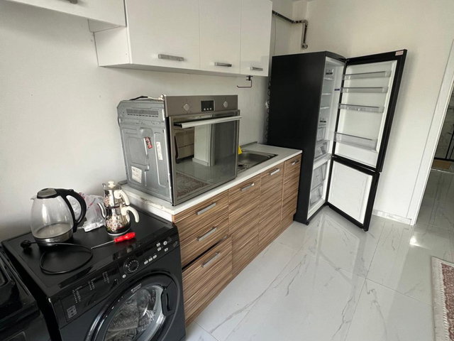 DENİZE SIFIR SİTE İÇERİSİNDE EŞYALI 1+1 SATILIK DAİRE