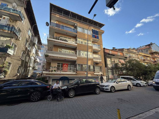 İZMIT ÇARŞI‘DA YENILENMIŞ 3 + 1 SATILIK DAIRE ￼