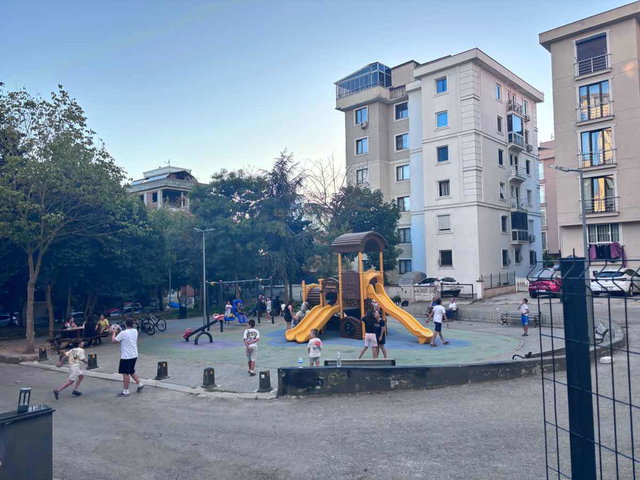 ATALAR MAHALLESİ MARMARAYA YÜRÜME GENİŞ KİRALIK 2+1 DAİRE