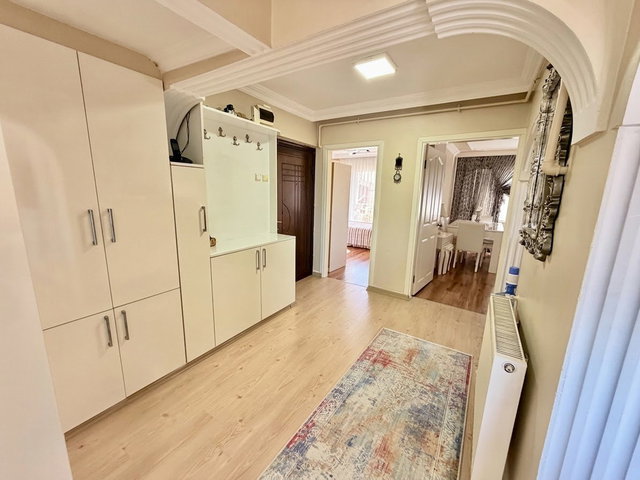 REMAX BEYAZ | ÇEKIRGE’DE PANORAMIK MANZARALI FERAH VE AYDINLIK 3+1 DAIRE