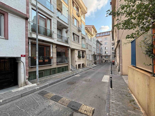 ACIBADEM CADDE VE METRO YAKINI SATILIK BAHÇEKATI DAİRE KİRACISIZ