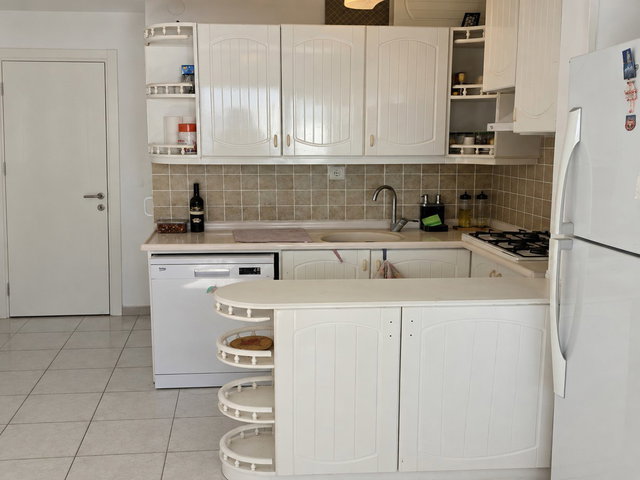 KUŞADASI SEÇKİN SİTESİ'NDE,EŞYALI-HARİKA DENİZ MANZARALI 1+1 DAİRE