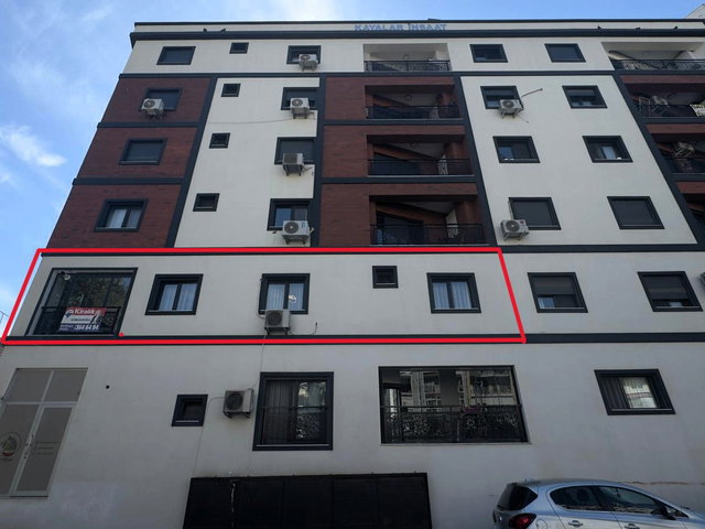 KARŞIYAKA YALI’DA İZBAN YAKINI YENI BINADA EKSIKSIZ EŞYALI KİRALIK 1+1